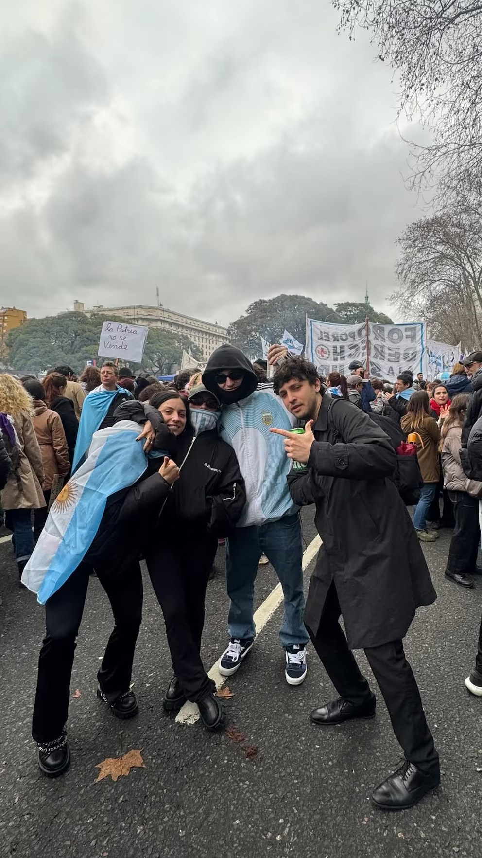 Con el rostro cubierto, Lali Espósito participó de la protesta en el&nbsp;Congreso
